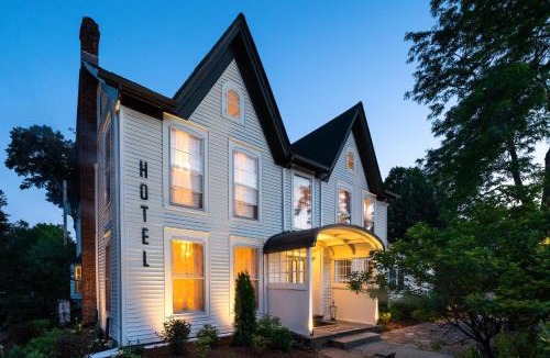 Woodstock Hotel | Twin Gables of Woodstock