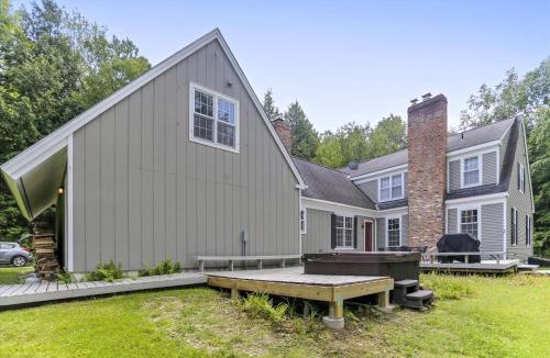 Moscow House | Two Chimneys: 5 br, a/c, fireplace, deck hot tub, firepit, garage