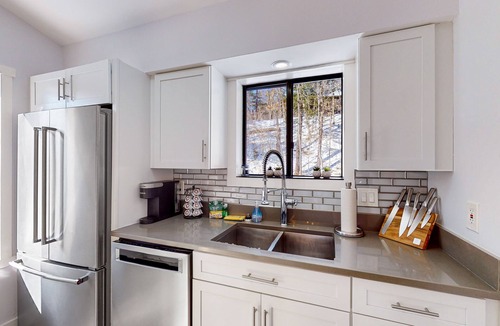Quechee House | Two-level vacation rental with mountain view, pellet stove, W/D & full kitchen