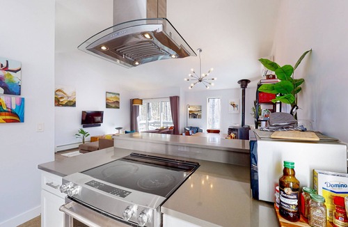 Quechee House | Two-level vacation rental with mountain view, pellet stove, W/D & full kitchen