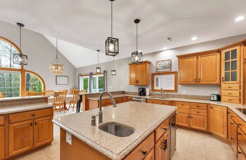 North Woodstock House | Ultimate 9 BD Holiday Home: Firepit, Theater, Game Rm, Bar, Decks, River