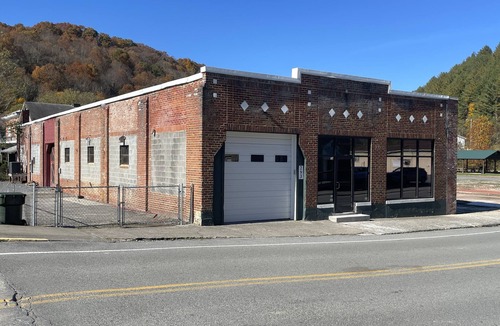 Pocahontas House | Unique building stay! 5 bedrooms, garage for ATVs, large parking area!