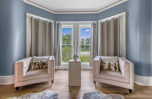 Penfield House | ~ Unique Home - Large Pool - 3 Acre Front Yard ~