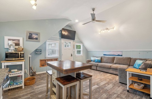 Surf City House | Updated 2nd floor Surf City - 1 block from beach!