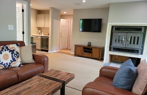 Lincoln House | Updated, spacious, AC/FP, pool access, near Loon. C6901 by LRS