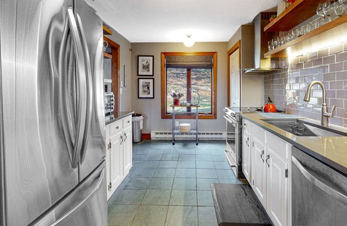Quechee House | Updated townhome with excellent Green Mountains views - AC, office
