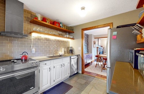 Quechee House | Updated townhome with excellent Green Mountains views - AC, office