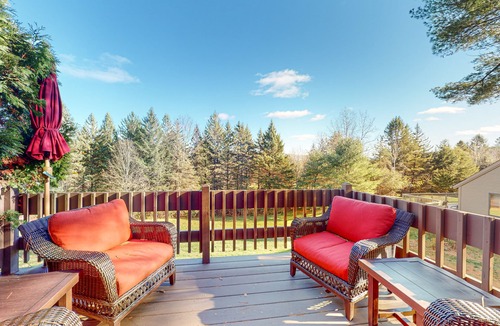 Quechee House | Updated townhome with excellent Green Mountains views - AC, office
