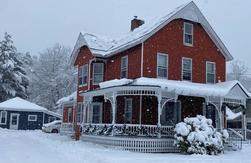 Ludlow House | Updated Village Victorian on Ski Shuttle, walk to all amenties in town!