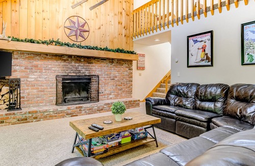 Intervale House | Updated Woodland Pines townhome w/river access, shared pool, free WiFi, deck