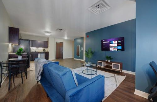 Downtown Pittsburgh Apartment | Upscale Charm PRIME LOCATION 7TH FLOOR SWEEPING CITY VIEWS FAST WIFI 24-7 Gym Lounge Roku