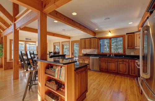 Mount Sunapee Ski Chalet | Upscale luxury 5 Bedroom Sunapee retreat 3 min from Lake and Mountain + Jacuzzi