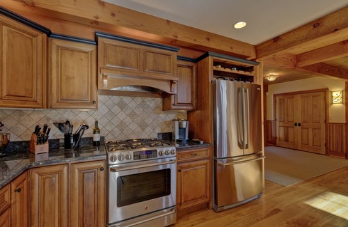 Mount Sunapee Ski Chalet | Upscale luxury 5 Bedroom Sunapee retreat 3 min from Lake and Mountain + Jacuzzi