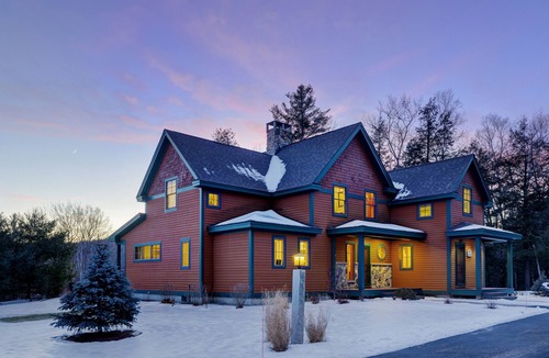 Mount Sunapee Ski Chalet | Upscale luxury 5 Bedroom Sunapee retreat 3 min from Lake and Mountain + Jacuzzi