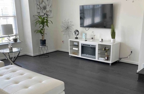 Chester House | Upscale Modern Cheerful Townhome