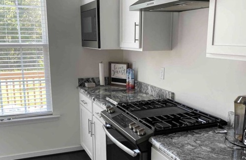 Chester House | Upscale Modern Cheerful Townhome