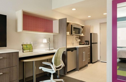 Williamsville Hotel | Urban Oasis! FREE Breakfast and Parking, Pets Allowed, Onsite Pool!