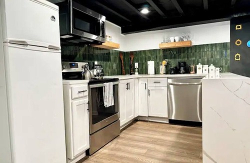 Downtown Baltimore Apartment | Urban Wonderland w/Hidden room! 3 Beds.Wine.Arcade