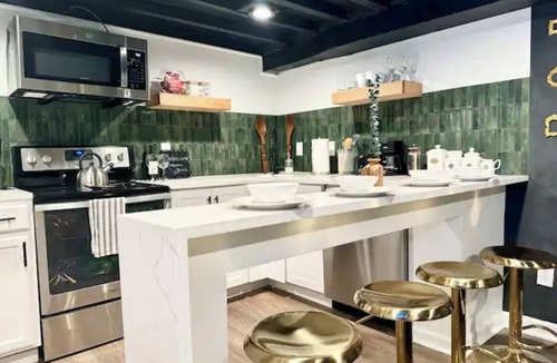 Downtown Baltimore Apartment | Urban Wonderland w/Hidden room! 3 Beds.Wine.Arcade