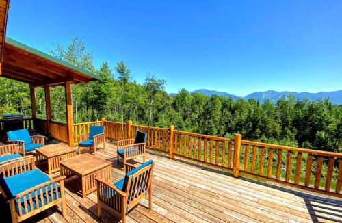 Bethlehem Villa | UV Log home with direct Cannon Mountain views Minutes to attractions Fireplace Pool Table AC