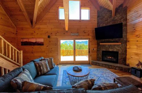 Bethlehem Villa | UV Log home with direct Cannon Mountain views Minutes to attractions Fireplace Pool Table AC