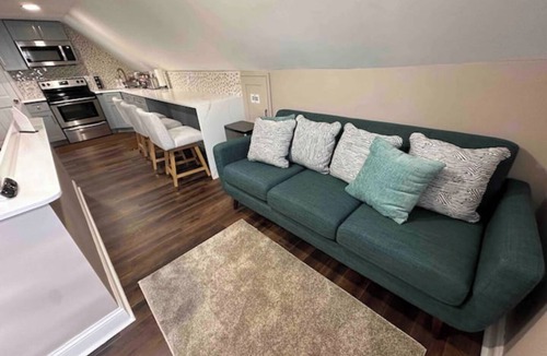 North Valley Stream House | Vibrant 2BR Apt 8 min to JFK & 5 min to Mall.