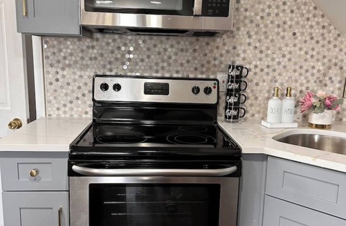 North Valley Stream House | Vibrant 2BR Apt 8 min to JFK & 5 min to Mall.