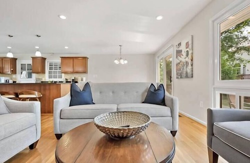 Tysons House | Vibrant | 4 bedroom | In heart of Tyson's Corner