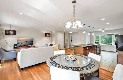 Tysons House | Vibrant | 4 bedroom | In heart of Tyson's Corner