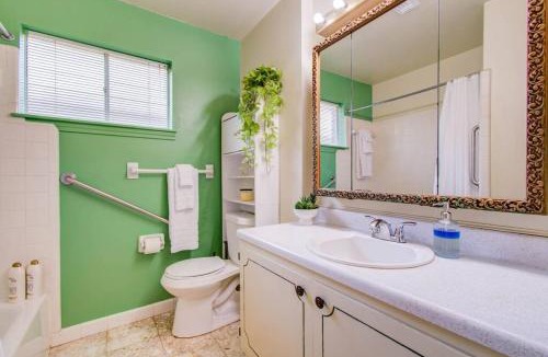 Woodlake - Briar Meadow House | Vibrant Hub: Central Location - Golf Stadiums
