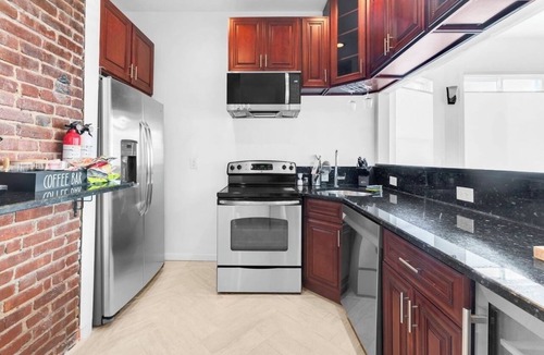 Communipaw Apartment | Views of NY Skyline & Statue of Liberty with Pool Table, 5min to train to NYC