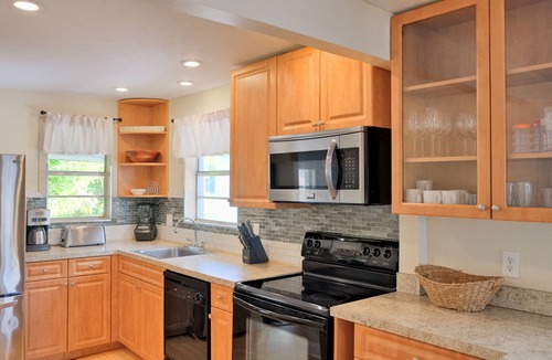 Ilexhurst Villa | Villa near the beach with a spacious yard, kitchens, & washer/dryer
