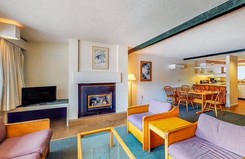 Stowe Area Condo | Village Green Condo - Shared Pool, Hot Tub & Tennis, High-Speed WiFi & Fireplace