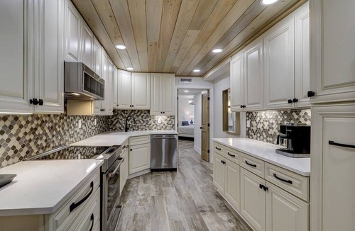 Hilton Head Island Villa | Walk to Beach, Indoor Pool, King Bed, Hot Tub!