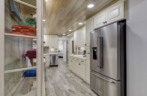Hilton Head Island Villa | Walk to Beach, Indoor Pool, King Bed, Hot Tub!