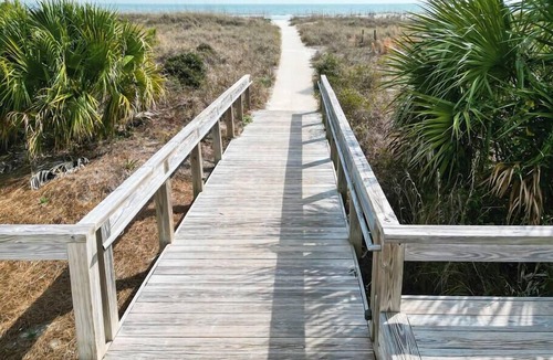 Hilton Head Island Villa | Walk to Beach, Indoor Pool, King Bed, Hot Tub!