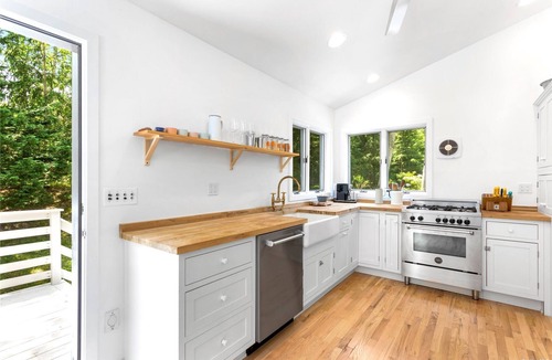 Mattituck Cottage | Walk to Breakwater Beach in Heart of Wine Country