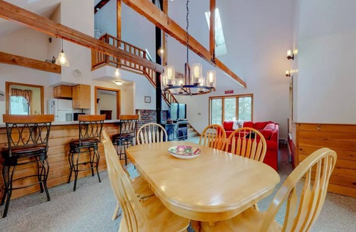 Eidelweiss Village House | Walk to pond/playground in pet friendly chalet while enjoying mountain views