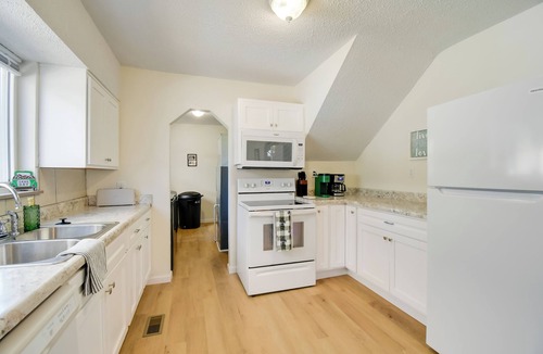 Huntington House | Walk to Ritter Park: Renovated Home Near Marshall!