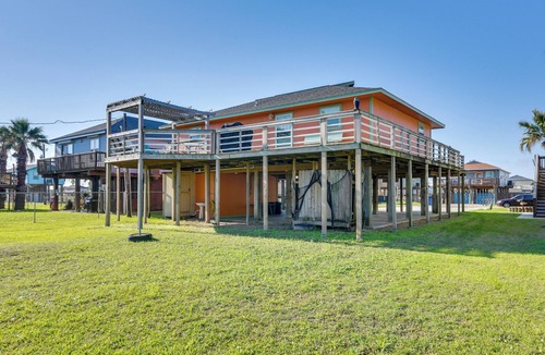 Surfside Beach Cottage | Walk to Shore & Restaurants: Surfside Beach Home!