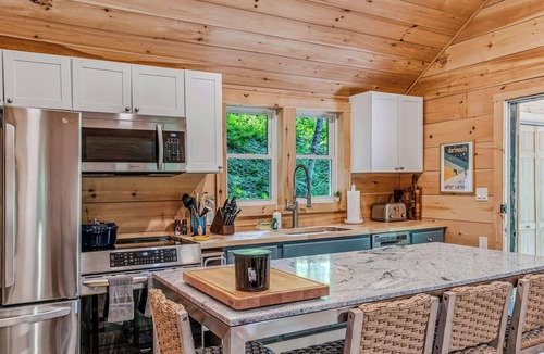 Woodstock House | Walk to Trails & Village +Pets - Highland Cabin