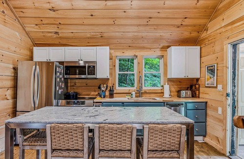 Woodstock House | Walk to Trails & Village +Pets - Highland Cabin