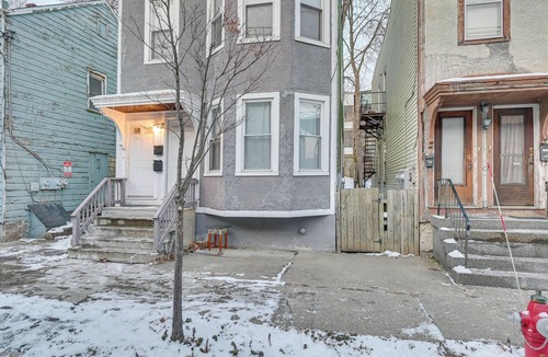 Albany Apartment | Walk to Washington Park: Remote Work-Ready Apt!
