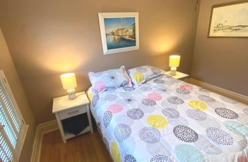 Downtown Niagara Falls House | WALNUT Beautiful 3 bedrooms house 1 mile from the falls!