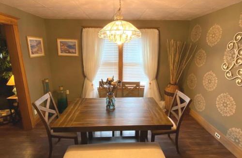 Downtown Niagara Falls House | WALNUT Beautiful 3 bedrooms house 1 mile from the falls!
