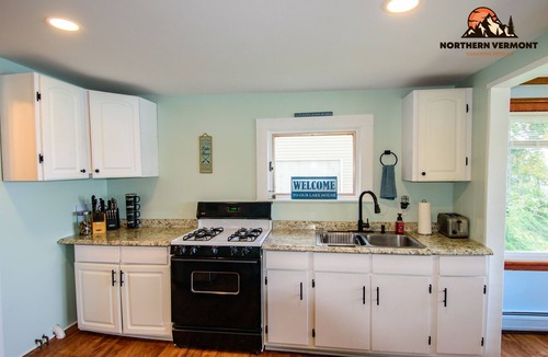 Newport House | WATERFRONT 4BR Home 30min from Jay Peak! - Lake Memphremagog - AMAZING VIEW!