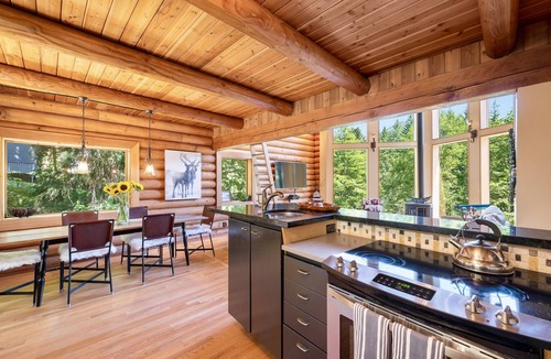 Riverbend House | ❤Waterfront Acre | 180° Views | Custom Log Home | By Vacationloghome