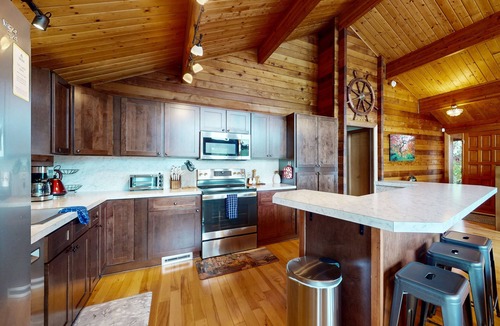 Agate House | waterfront cabin on two acres with private beach, hot tub, kayaks & deck