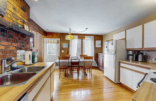 South Hero Cottage | Waterfront cottage with amazing views, fireplace, deck, & boat moorage