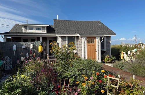 North Truro Cottage | WATERFRONT COTTAGE WITH PRIVATE BEACH! On Beach Point in Truro. Not a condo.
